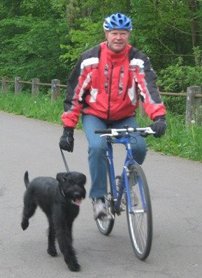 Thomas fährt mit "Montez Lola von Emada" Fahrrad wwährend der Ausdauerprüfung